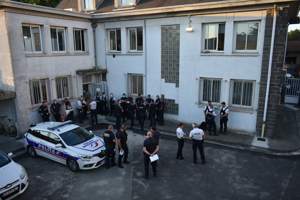 PoliceNat63's tweet photo. [#TDF2020] Mobilisation de la #police pour l'étape #ChâtelGuyon - le #PuyMary : effectifs de @PoliceNat63, renforts extérieurs, #MissionPolice, #CRS, polices municipales mais aussi des bénévoles ... https://t.co/WI4yYadIFi