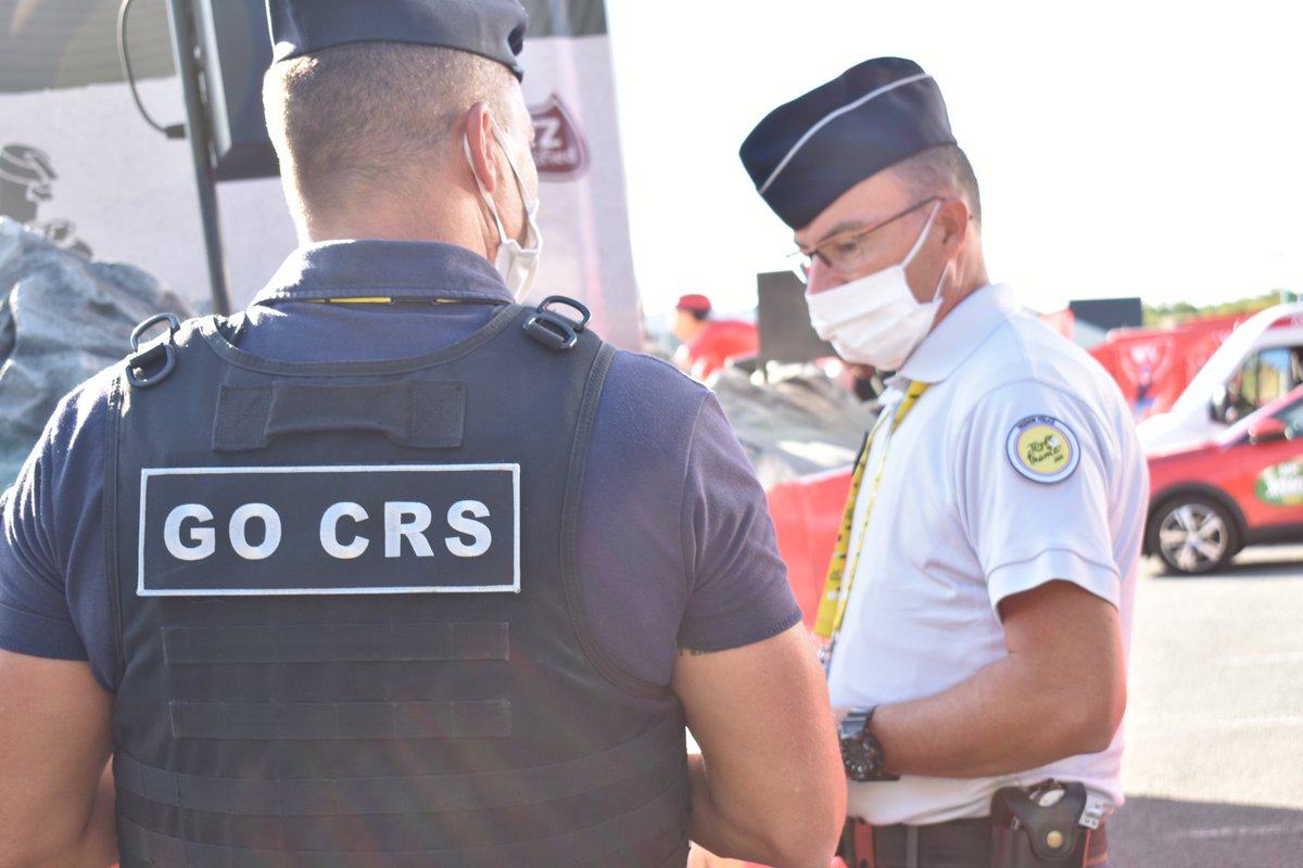 PoliceNat63's tweet photo. [#TDF2020] Mobilisation de la #police pour l'étape #ChâtelGuyon - le #PuyMary : effectifs de @PoliceNat63, renforts extérieurs, #MissionPolice, #CRS, polices municipales mais aussi des bénévoles ... https://t.co/WI4yYadIFi