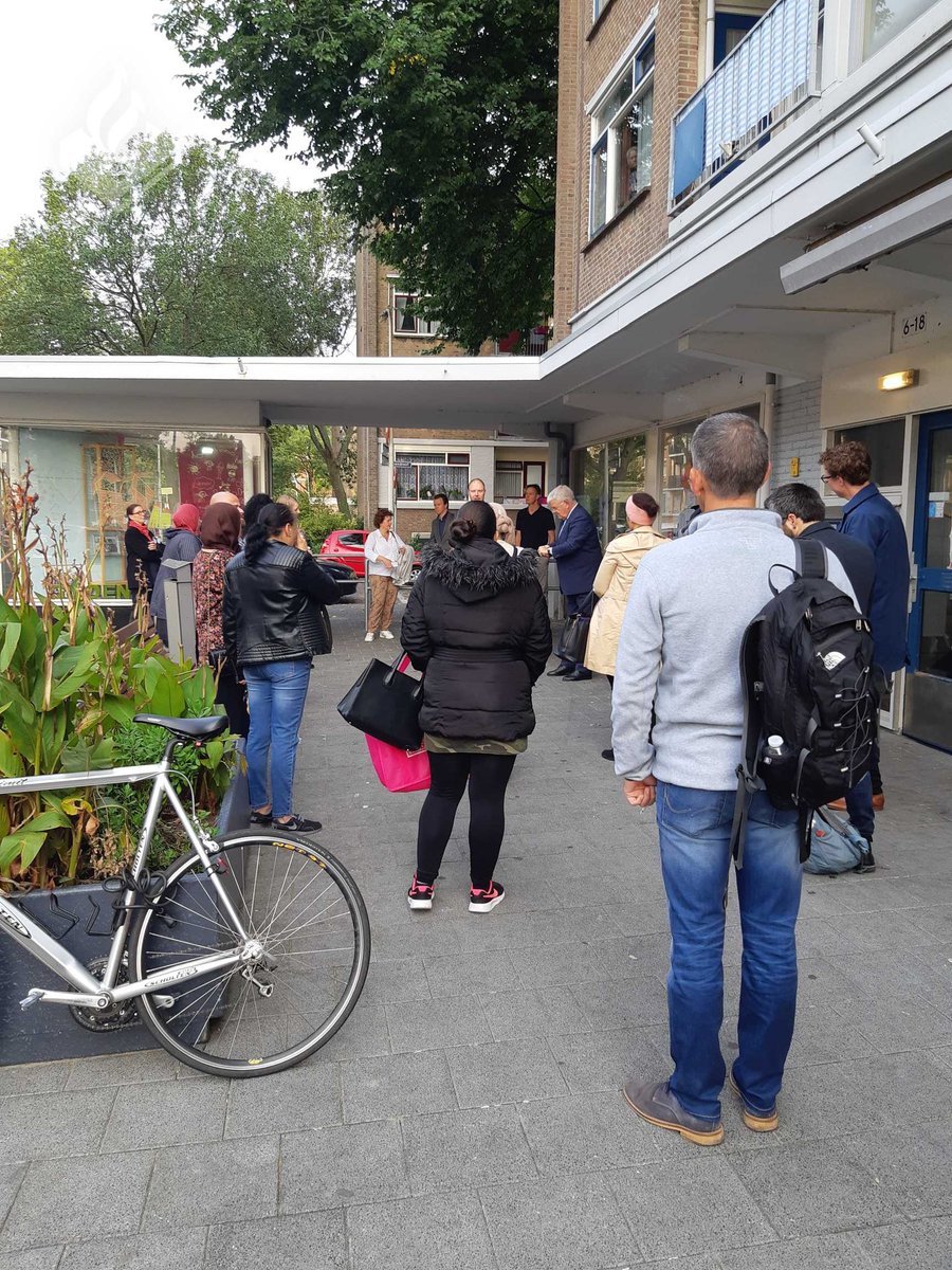 Vanochtend kwam burgemeester #JanvanZanen op bezoek bij het #Pandje4 aan de Dreef en ging in gesprek met een aantal buurtbewoners over de jongerenoverlast en de andere problemen in de wijk. <a href="/HarmBenthem/">Harm Benthem</a> @balstermartijn <a href="/ArjenDubbelaar/">Arjen Dubbelaar</a> <a href="/Allekanten1/">Allekanten</a> <a href="/vwvrederust/">vreedzamewijkvrederust</a> #zuidwest #Escamp