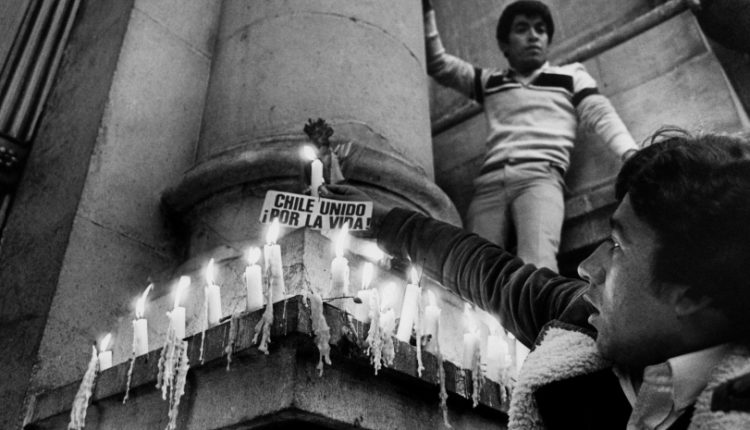 Fotografiar la represión en los años grises como lo hacía Kena Lorenzini, fue una decisión política y un acto de denuncia que buscaba revelar una verdad. A través de su lente nos permite hoy en día hacer memoria y reconstruir nuestra historia reciente.📷fundacionlafuente.cl/chile-tras-el-…