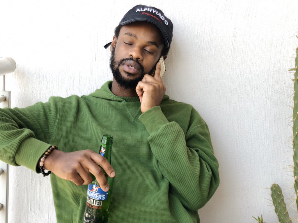 KiDXsa's tweet photo. Is it even a Friday without a cold one and some back up on the 📞?!? 

@hunterscider unlocking my weekend mood 

#ChilledForAnything
#HuntersRefreshes 

Get yours at select retail stores bangani! 🍻 https://t.co/G9mnetEwUR
