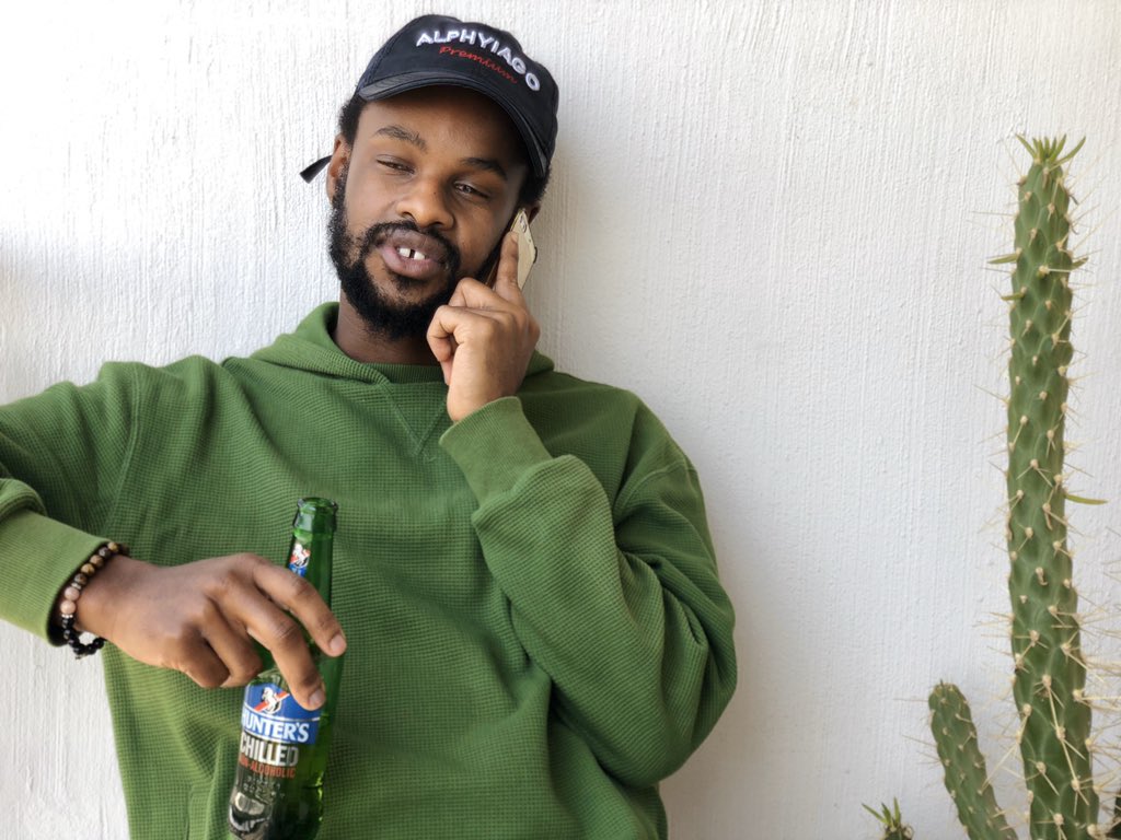 KiDXsa's tweet photo. Is it even a Friday without a cold one and some back up on the 📞?!? 

@hunterscider unlocking my weekend mood 

#ChilledForAnything
#HuntersRefreshes 

Get yours at select retail stores bangani! 🍻 https://t.co/G9mnetEwUR