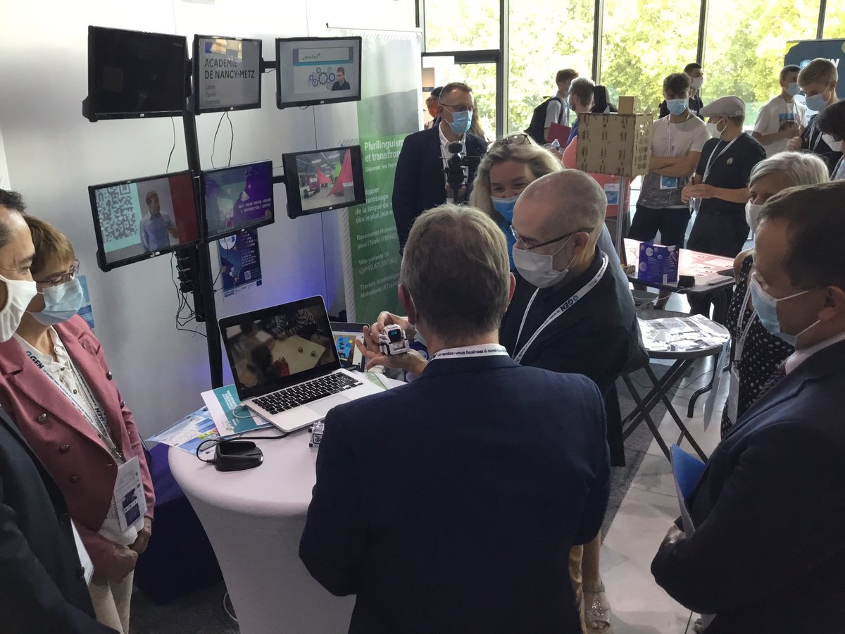 dane_nancy_metz's tweet photo. [#GEN2020] Présentation et échanges avec le recteur @HuartJean autour du projet #RobAutism, projet qui vise à favoriser l'inclusion d'#élèves atteints de #TSA.
#GEN
#EBEP
#ÉcoleInclusive
#robot #Cozmo
#ÉtatsGénérauxNumérique https://t.co/M8H1at9Tu1