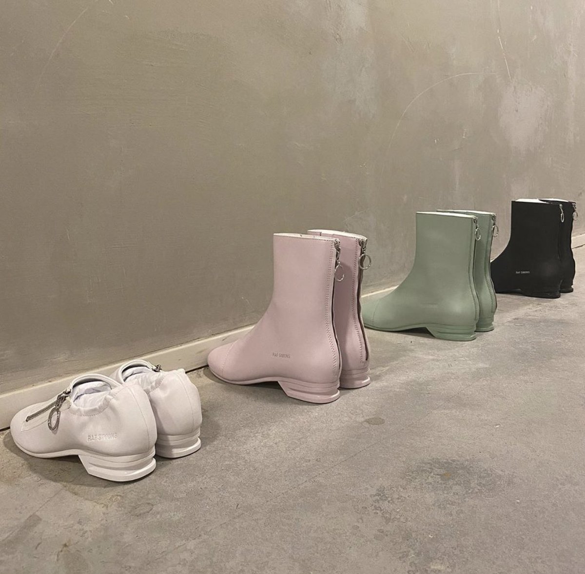StreetFashion01's tweet photo. Raf Simons AW20 Footwear🔍 https://t.co/blsM6Np2SP