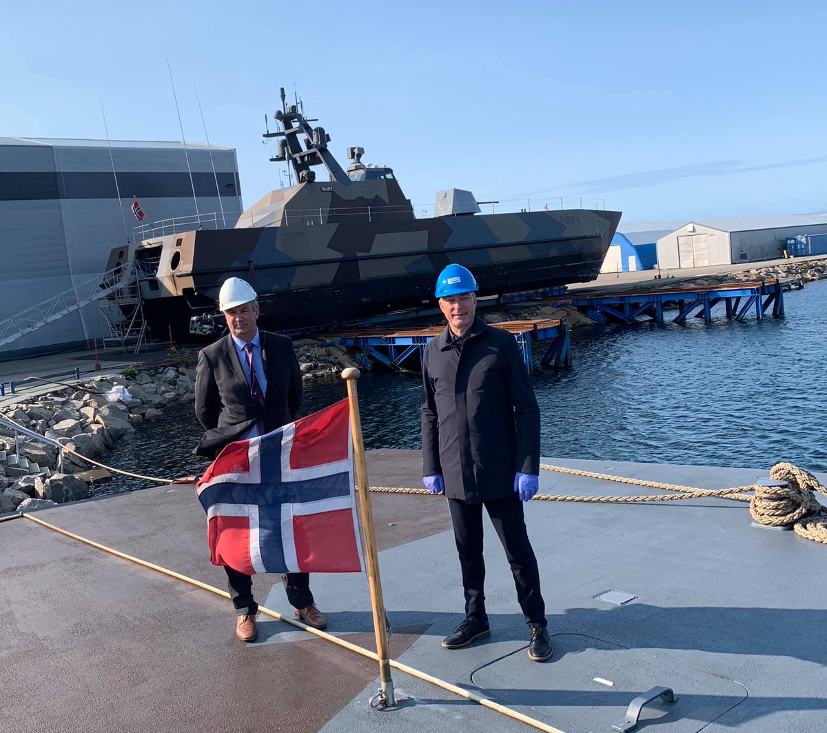 Forsvarsminister Frank Bakke-Jensen (<a href="/BakkeJensen/">Frank Bakke-Jensen</a>) besøkte i går <a href="/UmoeMandal/">Umoe Mandal</a>. Sistnevnte vil få nye oppdrag de neste årene som følge av oppgraderingen av Sjøforsvarets fartøy i Skjold-klassen. Les mer her: tu.no/artikler/kontr…