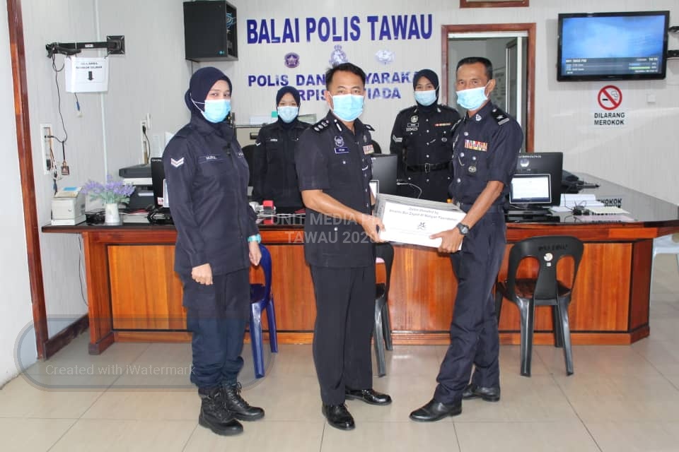 ipd_tawau's tweet photo. PENGORBANAN BARISAN HADAPAN DIHARGAI

TAWAU, 11 September 2020 – Jasa dan pengorbanan petugas barisan hadapan yang bertungkus-lumus memerangi wabak COVID-19 di daerah Tawau, hari ini mendapat pengiktirafan dari kerabat diraja negeri Johor. https://t.co/GMTwXPi69v