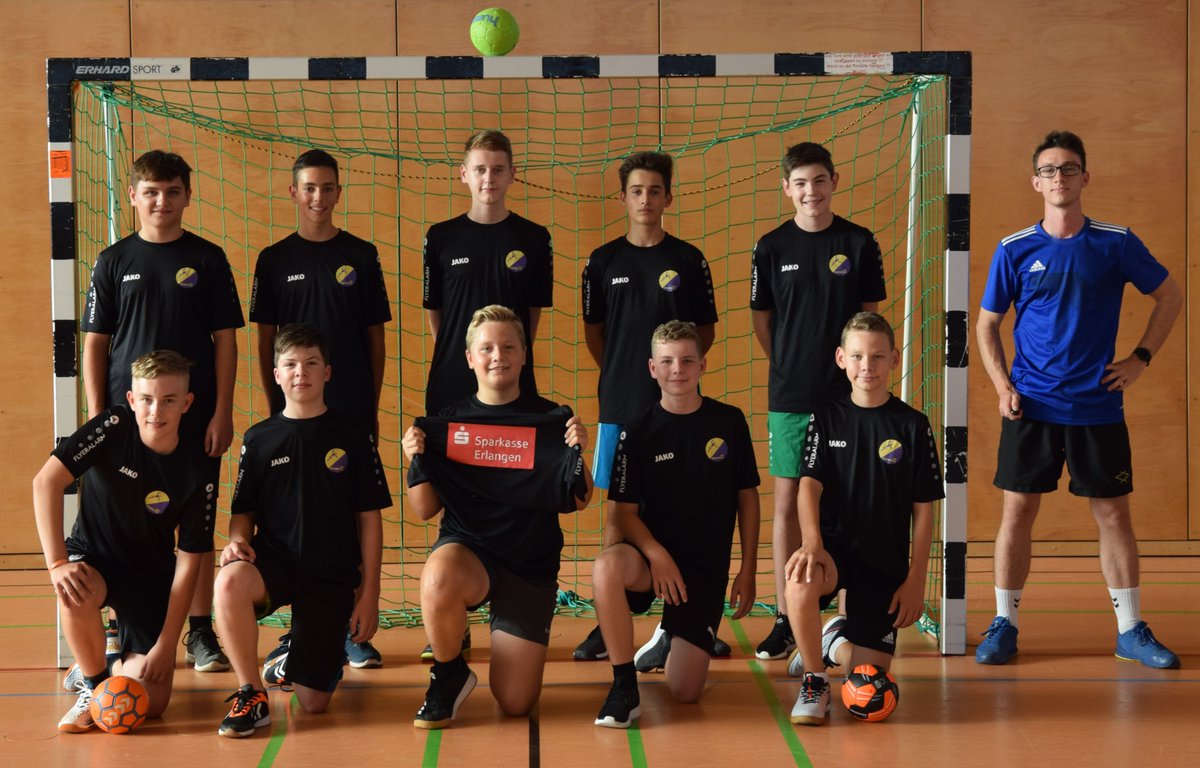 HGEckental's tweet photo. Top ausgestattet mit neuen Aufwärmshirts stehen die Mannschaften der #HGmC und #HGmB in den Startlöchern für die neue Saison.
Vielen Dank an die @Sparkasse Eschenau für ihre großzügige Unterstützung bei der Anschaffung der Trikots!
#BleibtGesund #Bleibtsportlich https://t.co/SHSOcZvEZd