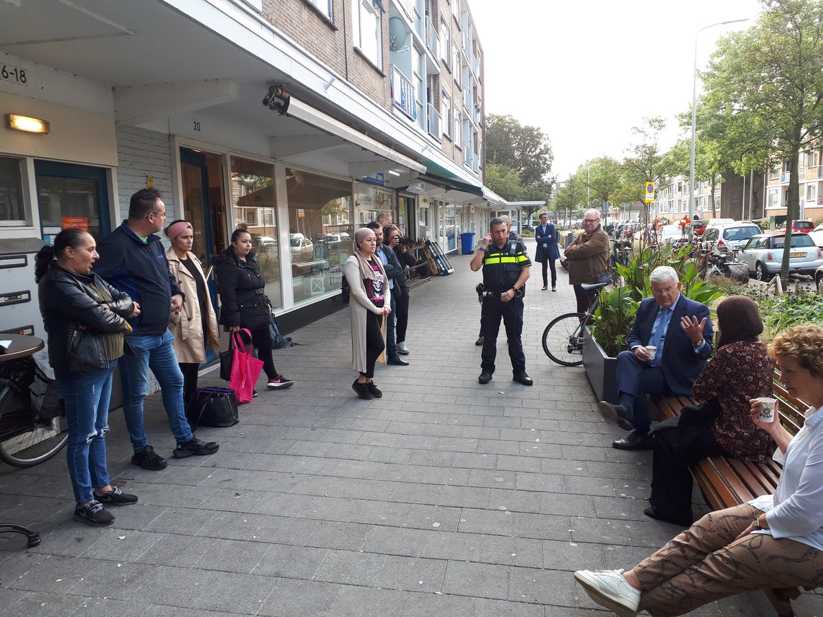 #EnerverendEscamp vandaag bewoners in gesprek met BGM #JanvanZanen @balstermartijn <a href="/ArjenDubbelaar/">Arjen Dubbelaar</a> @FransHoynck <a href="/rsmitos89/">Robin Smit</a>  zorg over veiligheid en woningen maar ook over zeer betrokken bewoners, vrijwilligers en veerkracht in de wijk <a href="/MoerwijkCoop/">MoerWIJk Coöperatie</a> <a href="/bijbetje/">Bijbetje</a>