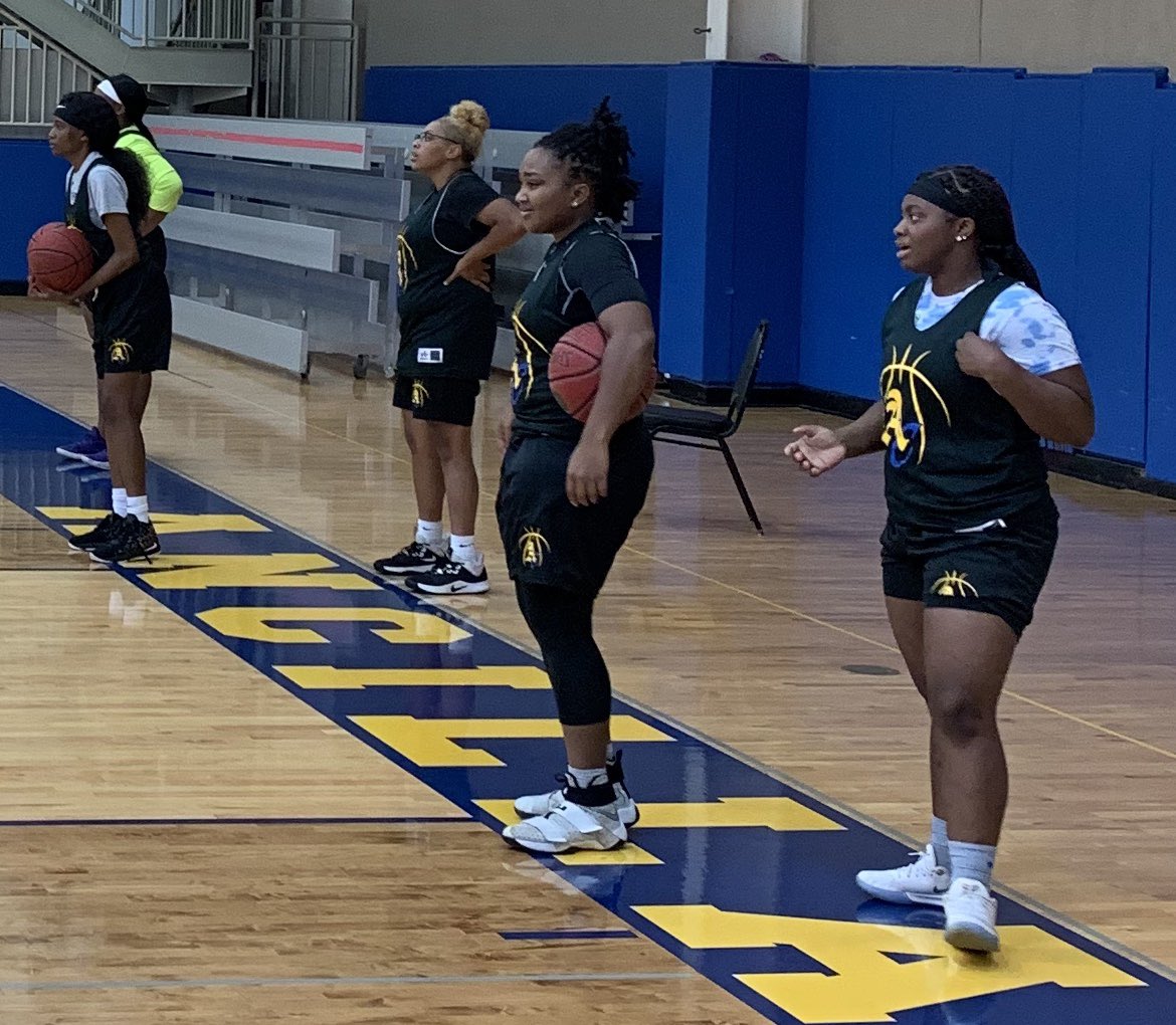 kmc5557's tweet photo. Today...Be a blessing to your teammates...keep doin the work! ⁦@ancillawbball⁩ #Relentless https://t.co/HVK9hfXIFt