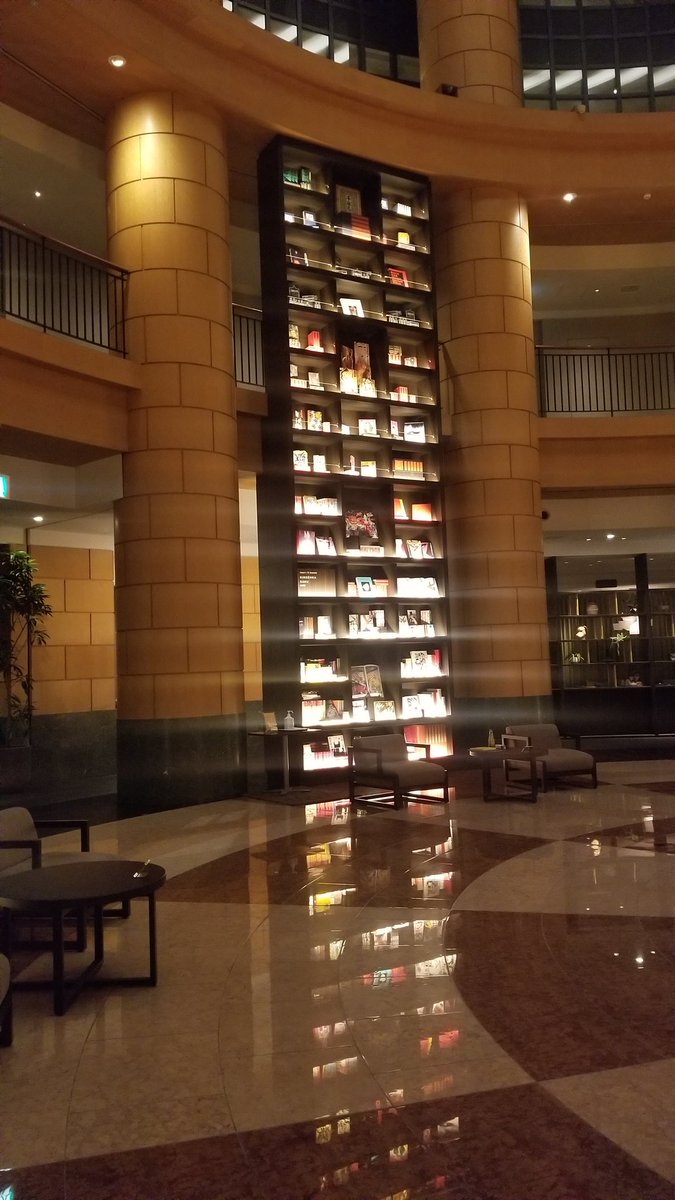 映女 本当に何でもない日だけど博多近辺のホテルに泊まります ロビーが美女と野獣の図書室みたい 本はお部屋に持って行って読み放題 天国かよ