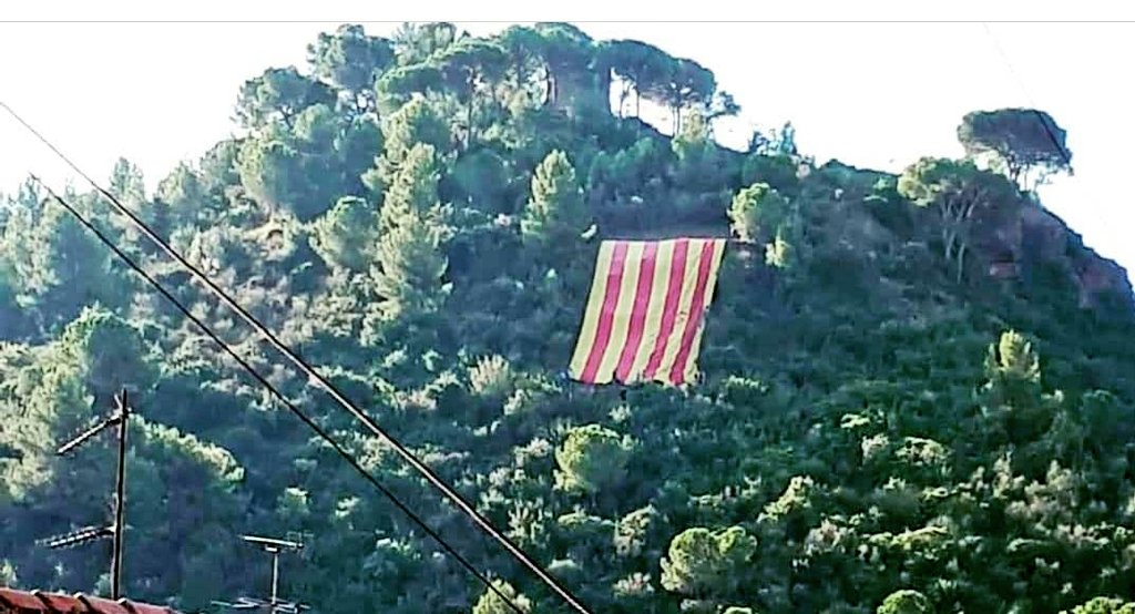 ANCBaix's tweet photo. Avui, des de l'AP-7, l'A-2 i altres carreteres, es pot veure una immensa senyera sobre #Martorell, en el 43è acte d'enlairament. Hi ha participat la Secció Sardanista, Gegants i Capgrossos de Martorell.

Fotos: Jordi Escoda i Ajuntament de Martorell.

#BaixLlobregat #Diada2020 https://t.co/CwxRQQxlIp