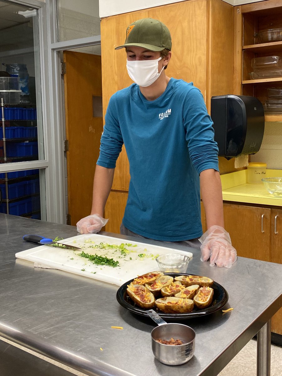 CarteretCTESPC's tweet photo. WCHS Foods I students cpracticing their culinary skills.  Continuing CTE hands on instruction safely with the 3 W’s. Skills for life. #CareerReady #EveryStudent #cartererk12 #CTETheHotTopic #ShineTheLight @AllisonCTE @CarteretK12 @lee_a_oneal @CTEforNC https://t.co/Vsz18MCNWK