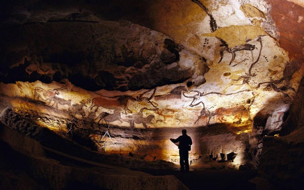 “Quand on pénètre dans la grotte de Lascaux, c’est un choc.” Il y a 80 ans, en Dordogne, la découverte de quatre adolescents allait bouleverser à jamais la connaissance du monde préhistorique : la grotte de Lascaux. franceculture.fr/histoire/lasca…