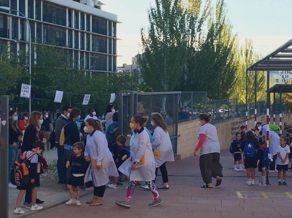 ColegioGaudem's tweet photo. Termina la primera semana de la #vueltaalasaulas y no podemos dejar de agradecer a las familias su inestimable colaboración y, por supuesto, a todo nuestro equipo humano #Gaudem su gran labor y esfuerzo para que todo funcione de maravilla. ¡Muchas gracias! https://t.co/DWdLAwFYD5