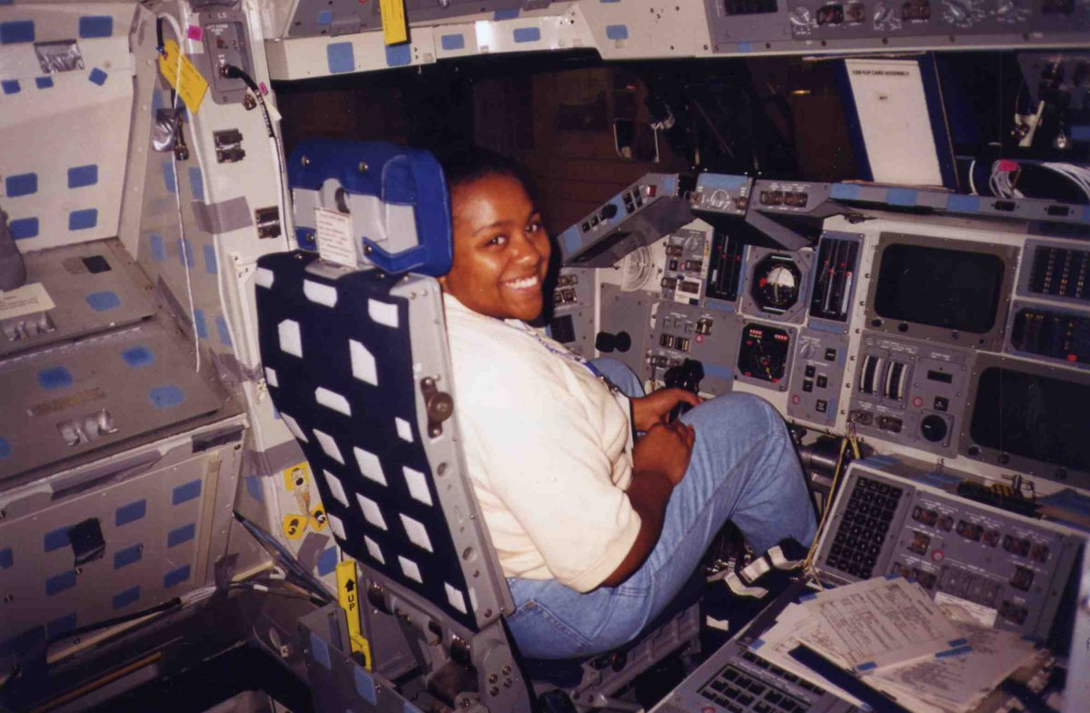 marsgirl42's tweet photo. It's finally #BlackInExosphere day! I'm Dr. Kennda Lynch, I'm an astrobiologist &amp; geomicrobiologist. I study extreme environments on Earth as analogs for habitable environments on #Mars, #OceanWorlds, and beyond! @NASAAstrobio @LPItoday #BiGRollCall #HabitableWorlds @NASA https://t.co/yMisefrEiF