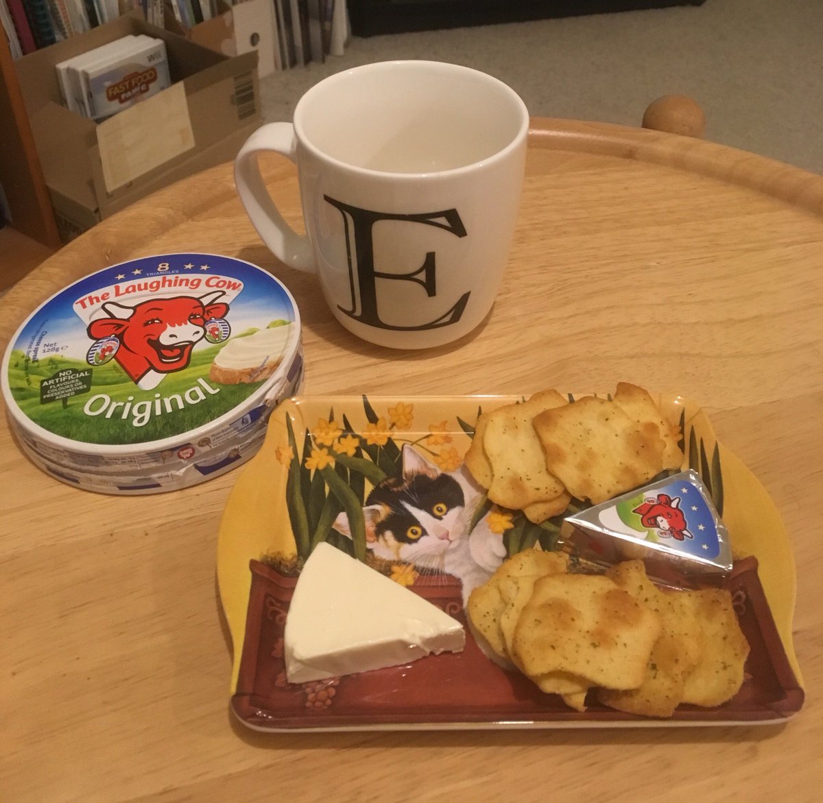 Er. I was not prepared for #FromageFriday, so this is my best effort: le vache qui rit, cracker chips & a tourcat 😂#vache #tourcat #couchpeloton