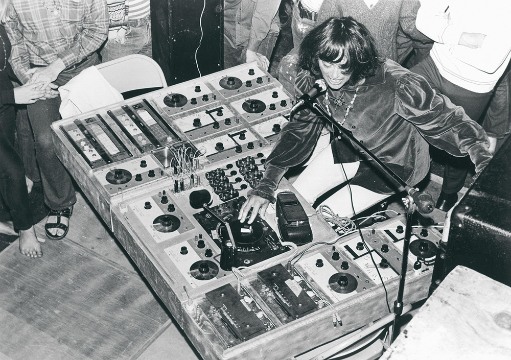 SOS NEWS 

We were sad to hear this week of the death of Synth Pioneer and co-founder of Silver Apples, Simeon Coxe. You can read our Oct 2010 interview with him by clicking on the link

sosm.ag/SilverApples

#silverapples#synthmusic #electronica  #electronic