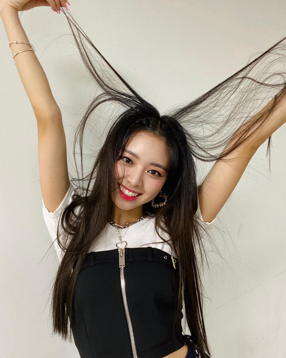 129_archive's tweet photo. 유나스타그램🖤 #ITZY #유나 

https://t.co/laJcDVESca https://t.co/uBv7NvKLcE