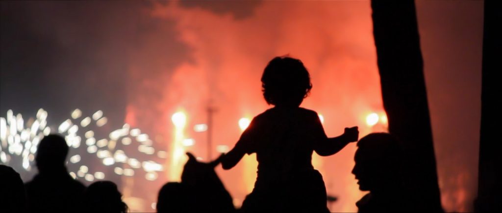 JuntsTiana's tweet photo. Ep! Aquest any no tenim Festa Major. L'equip de govern l'ha suspès per la #covid19. 
Però no volem deixar de recordar de manera virtual les festes del poble i l'esforç de generacions que han fet possible la Festa Major de #Tiana.
Estigueu atents a les vostres pantalles 😉 https://t.co/qX8XjCbooC