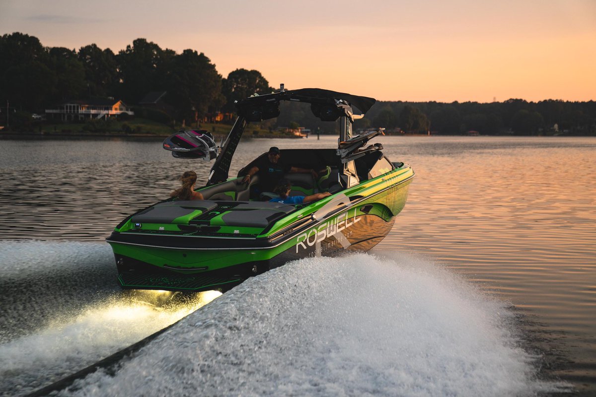 “In the right light, at the right time, everything is extraordinary” - Aaron Rose 🦖🔊
. . .
#ExperienceRoswell
#RoswellR1Audio
#GetLoud