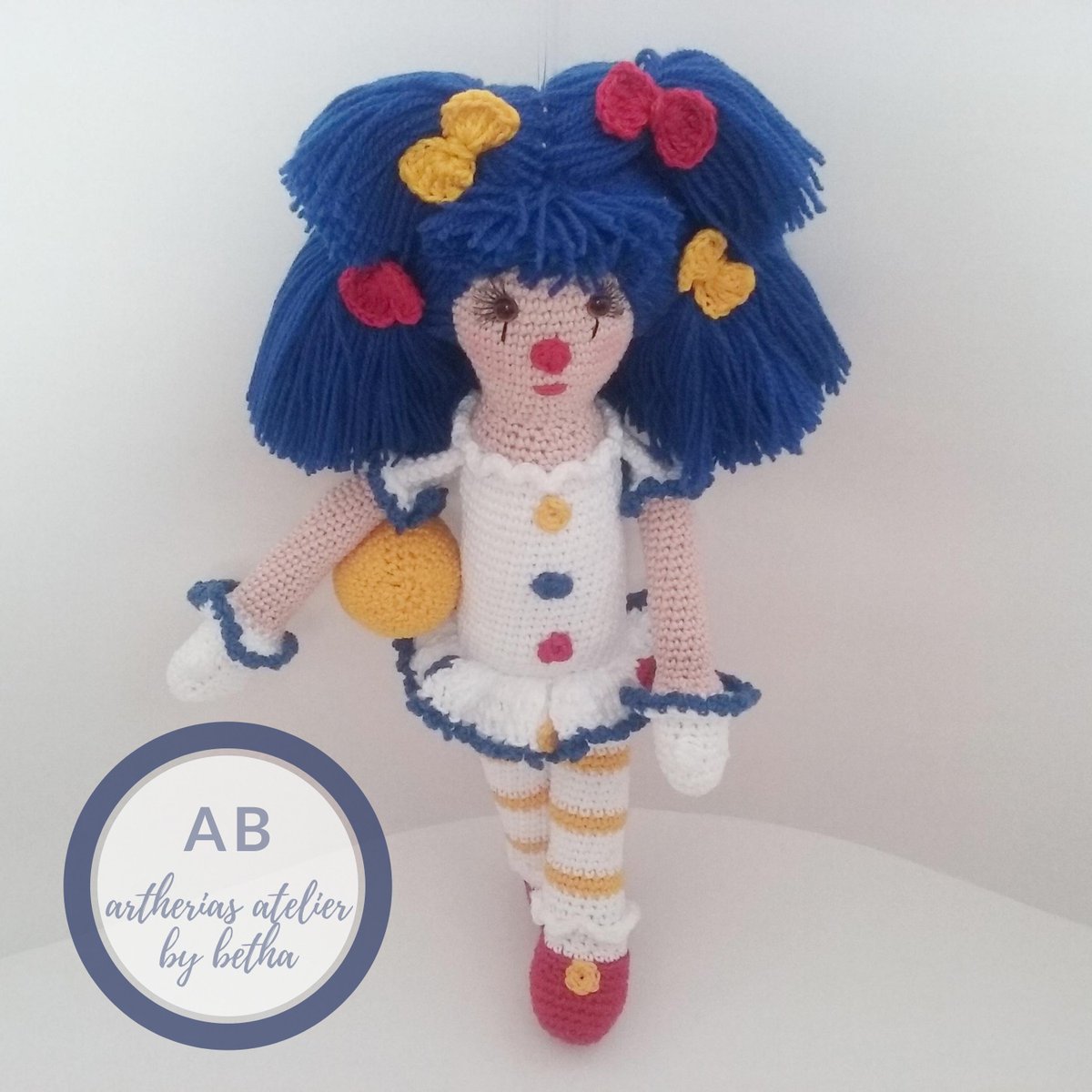 by_betha's tweet photo. 🎀ARTHERIAS ATELIER BY BETHA🎀
"A única forma de chegar ao impossível é acreditar que é possível." Alice no País das Maravilhas
Imagem Autoral | ARTHERIAS ATELIER BY BETHA
RECEITA | ARTESÃ ROBERTA MARTIMIANO | PALHACINHA PAÇOCA🤡🎀🎪#crochet #amigurumi https://t.co/VHJW4TReC9