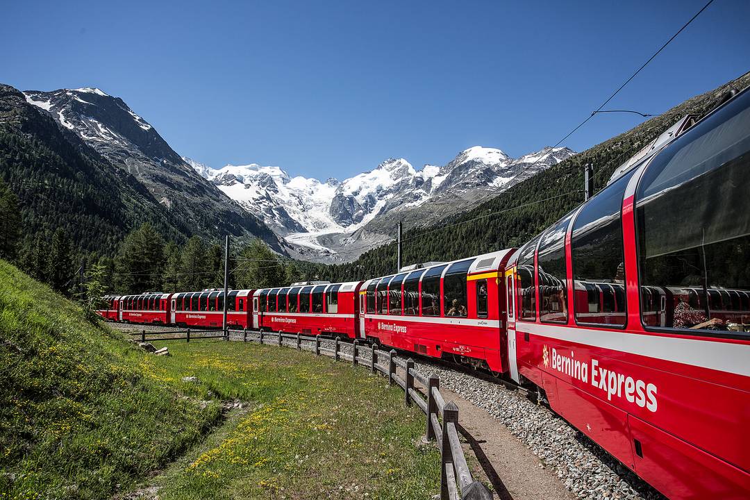 Ritorna l'incredibile offerta speciale per 2 persone a bordo delle splendide carrozze panoramiche del Bernina Express! Viaggio da Tirano a St.Moritz e ritorno, posto riservato e pranzo ad un prezzo speciale! Cosa aspettate?! rhb.ch/it/biglietti-e…