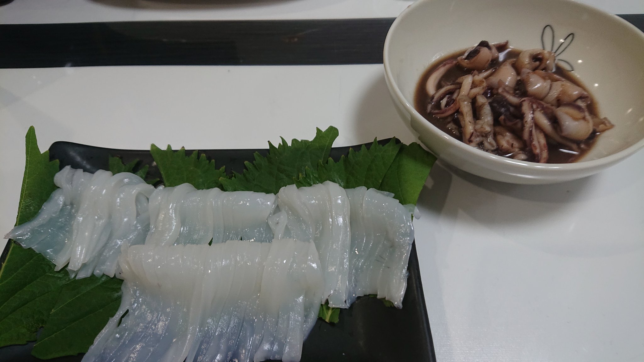Sumi 今年初のアオリイカを夫が釣ってきたので 刺身 と エンペラとゲソのガーリックバター醤油炒め で夕食 うまーい 紫蘇は自家製 刺身と一緒に食べると美味い 日本酒 進みまーす アオリイカ イカさし 日本酒 東光 T Co