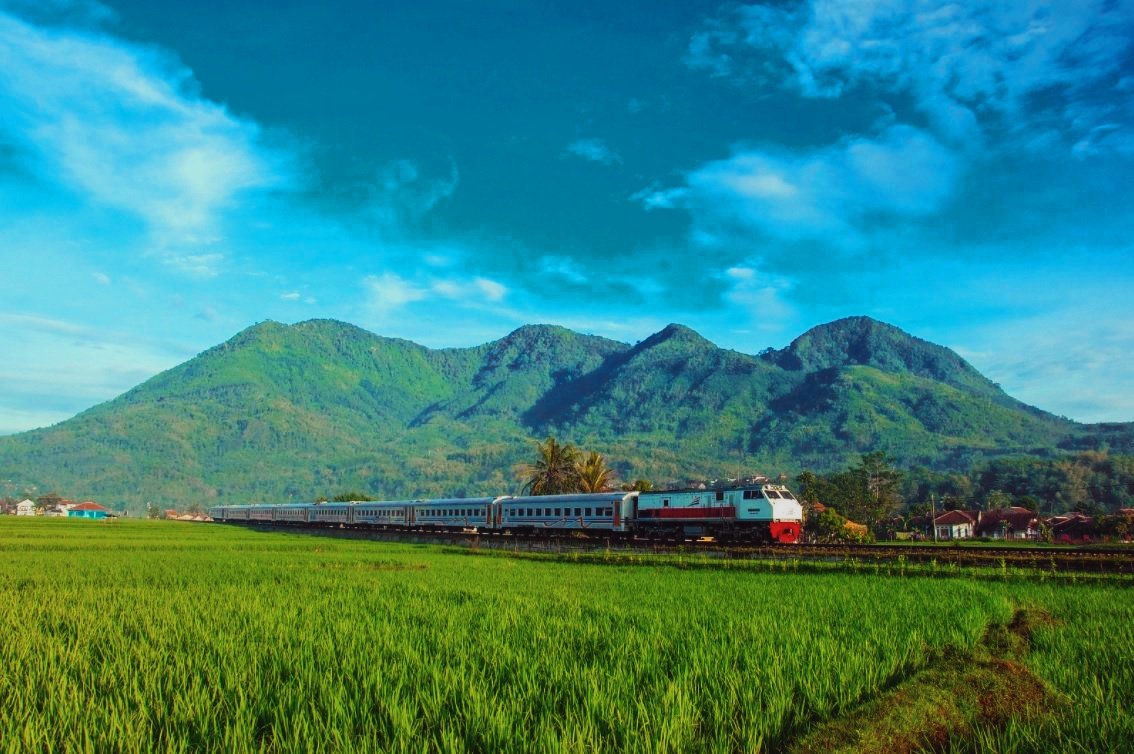 HernandaReztu's tweet photo. @KAI121 Ini hasil edit saya #PresetChallenge #AmanNyamanNaikKereta 
Ayo follow akun Twitter KAI @IshaLakshita @pamungkashusein @anggita_febry supaya bisa selalu update informasi tentang perkeretaapian dan ikut game" serunya😊😍🙏 https://t.co/vq0DIUGcZm