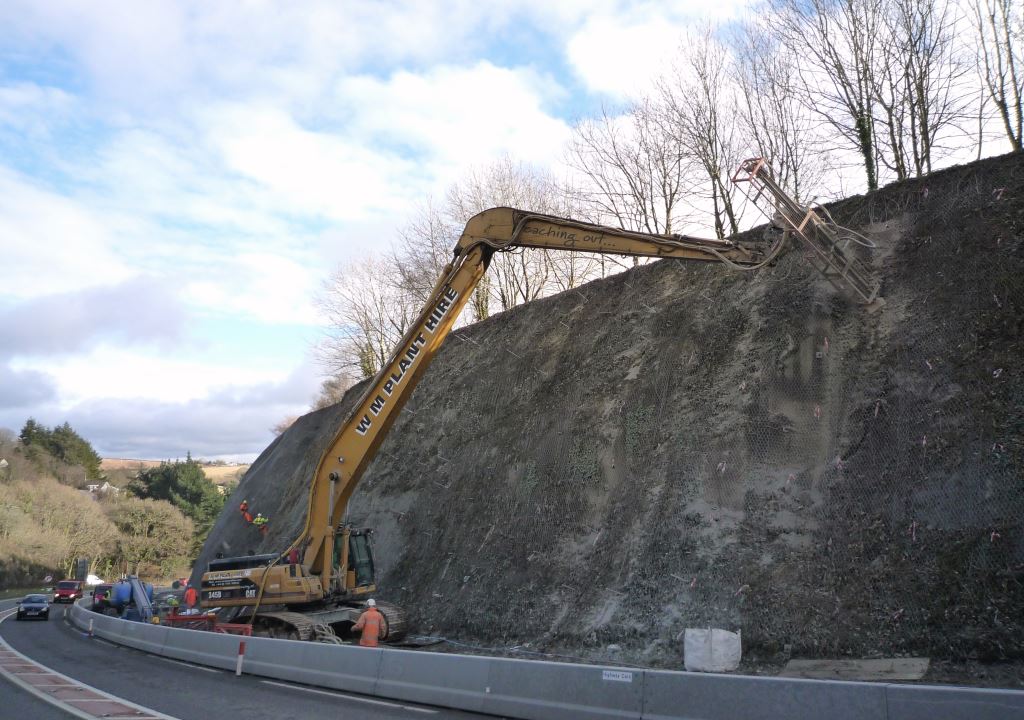 wmplanthire's tweet photo. #flashbackfriday Feb 2010 #slopestabilisation on #highways rock slope...we've got the #power 💪 lifting 2 tonne drill rig to place nails some 16m high with our #CAT345 @BAMRitchies @MattEwing7 https://t.co/qm2ABrgJvC