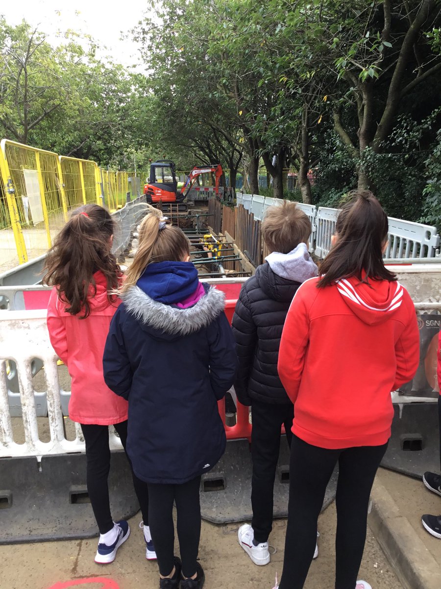 BalgreenPrimary's tweet photo. #Primary6B were super lucky to get a visit from Russel and learn all about gas works and engineering. They even got a sneak peak at the work going on in Pansey Walk. Big thanks to ⁦@SGNgas⁩ for arranging the visit. #STEM #Engineering https://t.co/esmHbAelUX