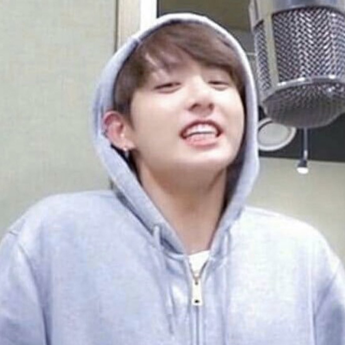 ไม่ว่าจะผ่านไปกี่ปี น้องจองกุกก็คือน่ารักเหมือนเดิมเลย เผลอๆน่ารักหว่าเดิมอีกนะเนี่ย ㅠㅠㅠㅠㅠ