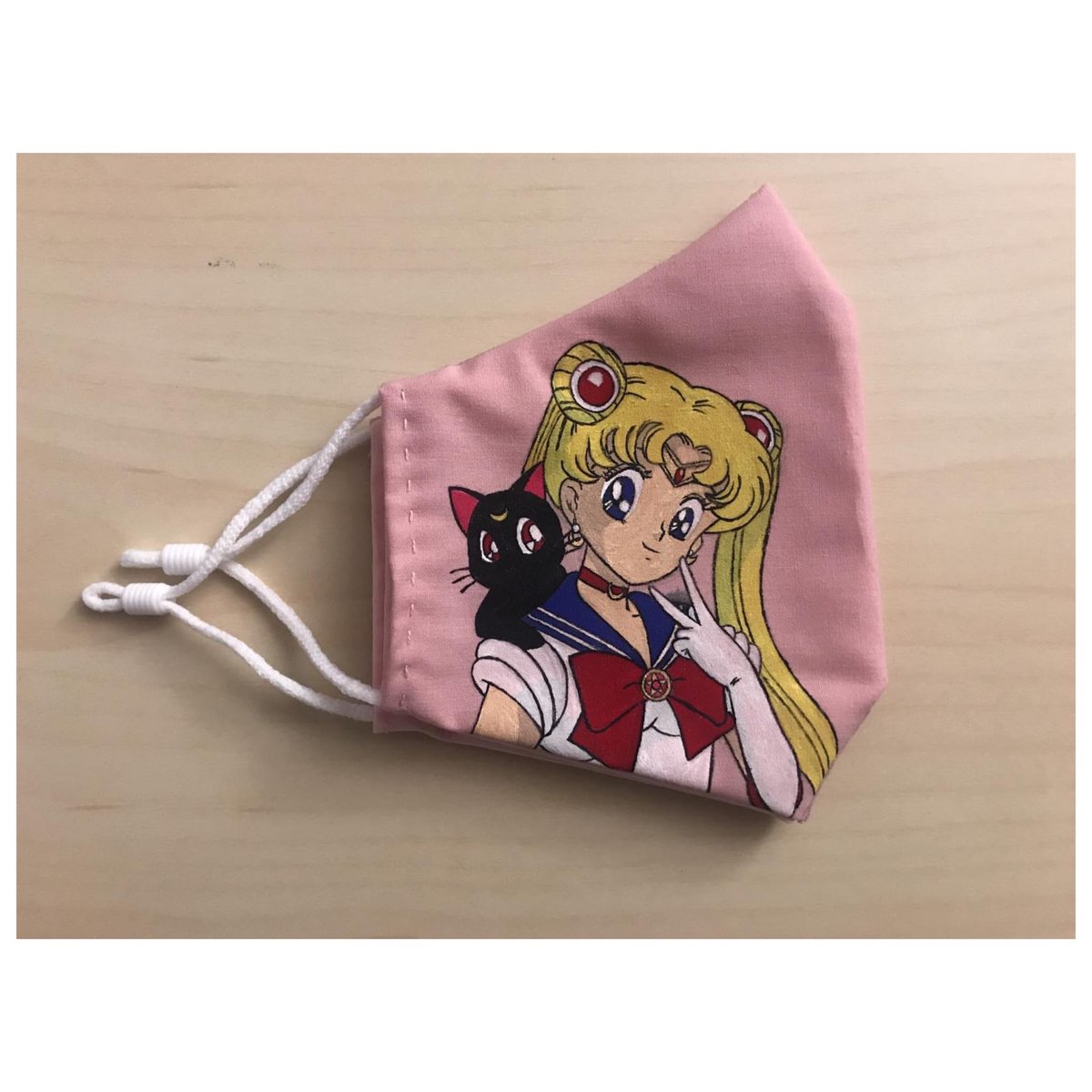 ArtCoobin's tweet photo. Aquí os dejo nuestro último proyecto. 
Una #mascarilla pintada a mano de #SailorMoon ☺️
Esperamos que os guste ☺️☺️☺️☺️
Seguidnos en Instagram para ver todos nuestros trabajos 😍 https://t.co/esuRXaUOLQ