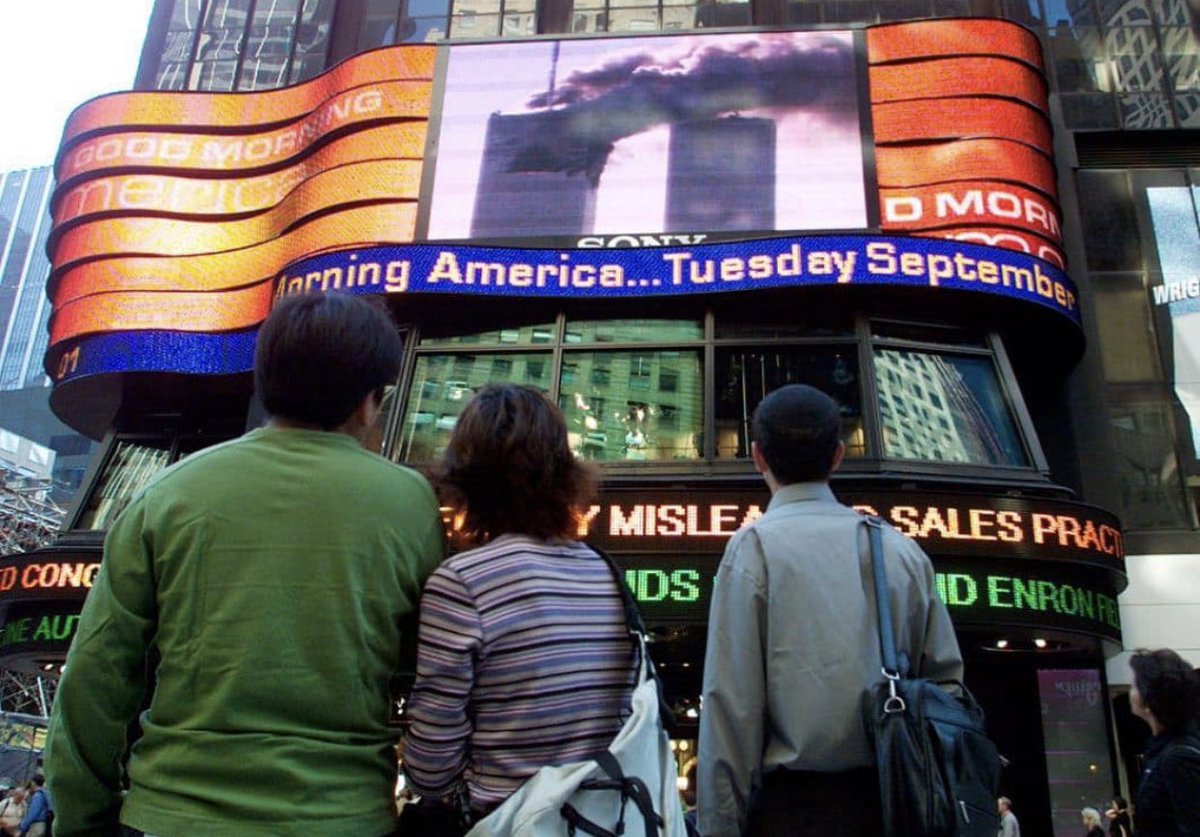 7marketingpr's tweet photo. We Remember 9.11.01 🇺🇸 🙏🏽 ❤️ 
May we never forget the lives that were lost, the families that lost their loved ones, and all the courage and heroism shown on this morning from our first responders and law enforcement. 

❤️🤍💙 https://t.co/8H420dUX05