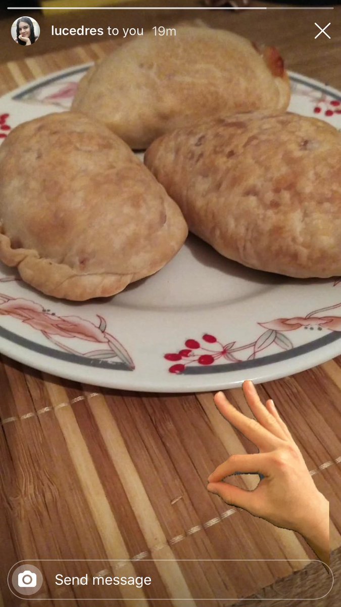 _BrownSugar_oc's tweet photo. Twitter haz lo tuyo. 
En la sección “La independencia está difícil y Mica cocina” les traigo terribles empanadas llenitas de sabor y amor. (Adjunto evidencia) 
Estoy levantando pedidos para el sábado pero cualquier cosa me escriben y coordinamos 🙌🏽✨ https://t.co/xJHqNF56wb
