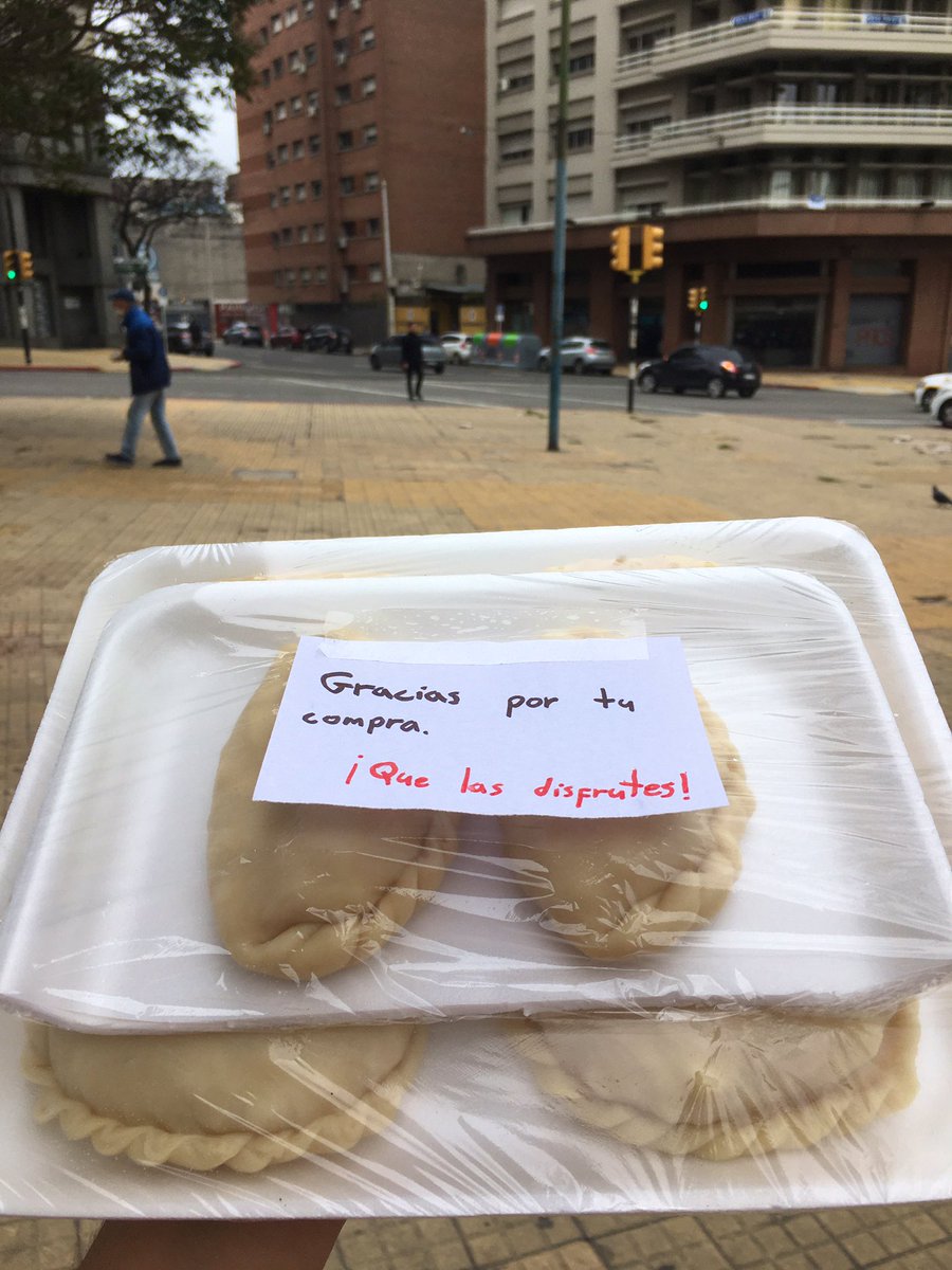 _BrownSugar_oc's tweet photo. Twitter haz lo tuyo. 
En la sección “La independencia está difícil y Mica cocina” les traigo terribles empanadas llenitas de sabor y amor. (Adjunto evidencia) 
Estoy levantando pedidos para el sábado pero cualquier cosa me escriben y coordinamos 🙌🏽✨ https://t.co/xJHqNF56wb