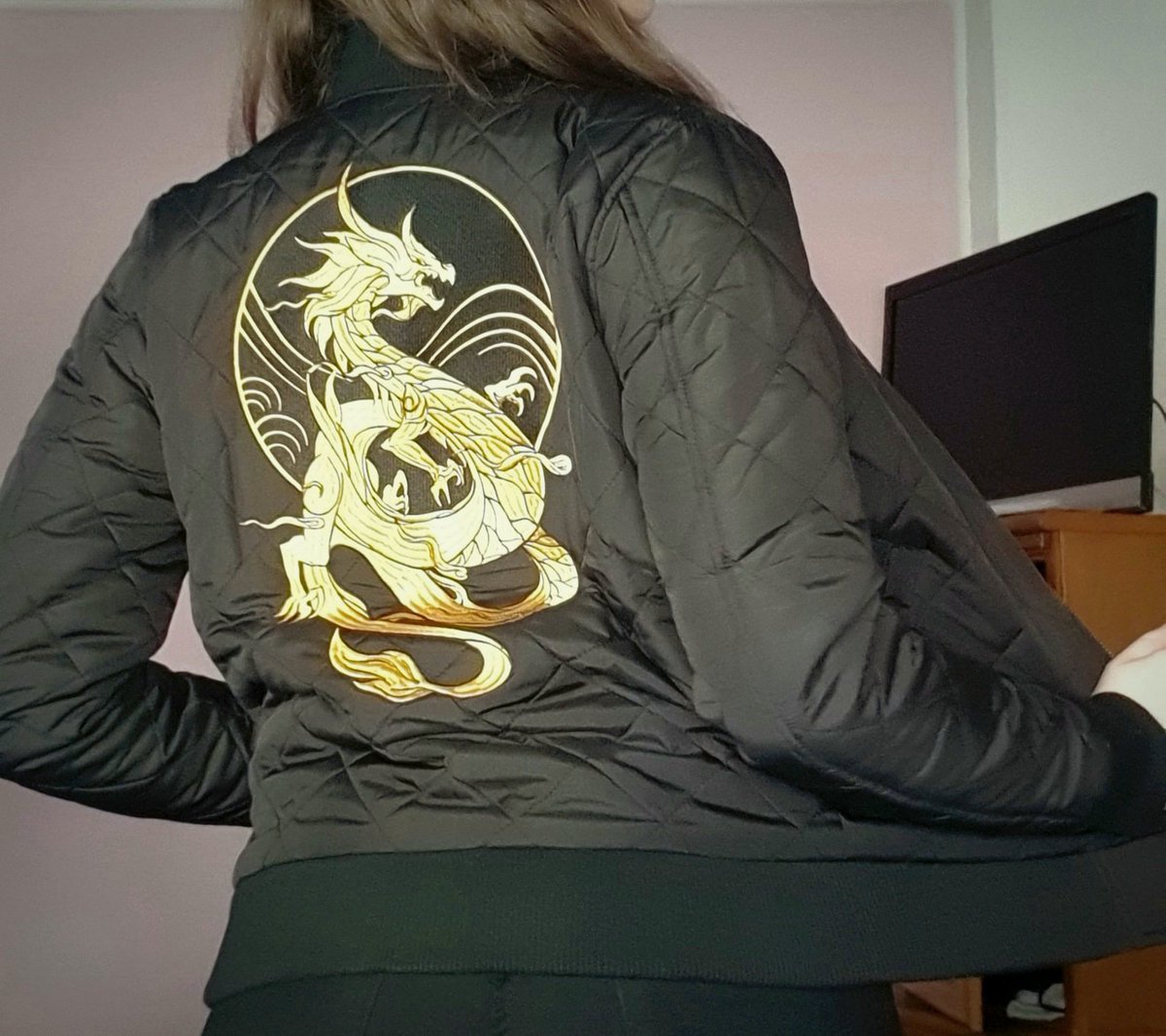 Hell to the mf YES!
(exuse the bg, taking pictures of your back by yourself is hard)
#KDA #kdamerch #riotmerch #KDAAkali