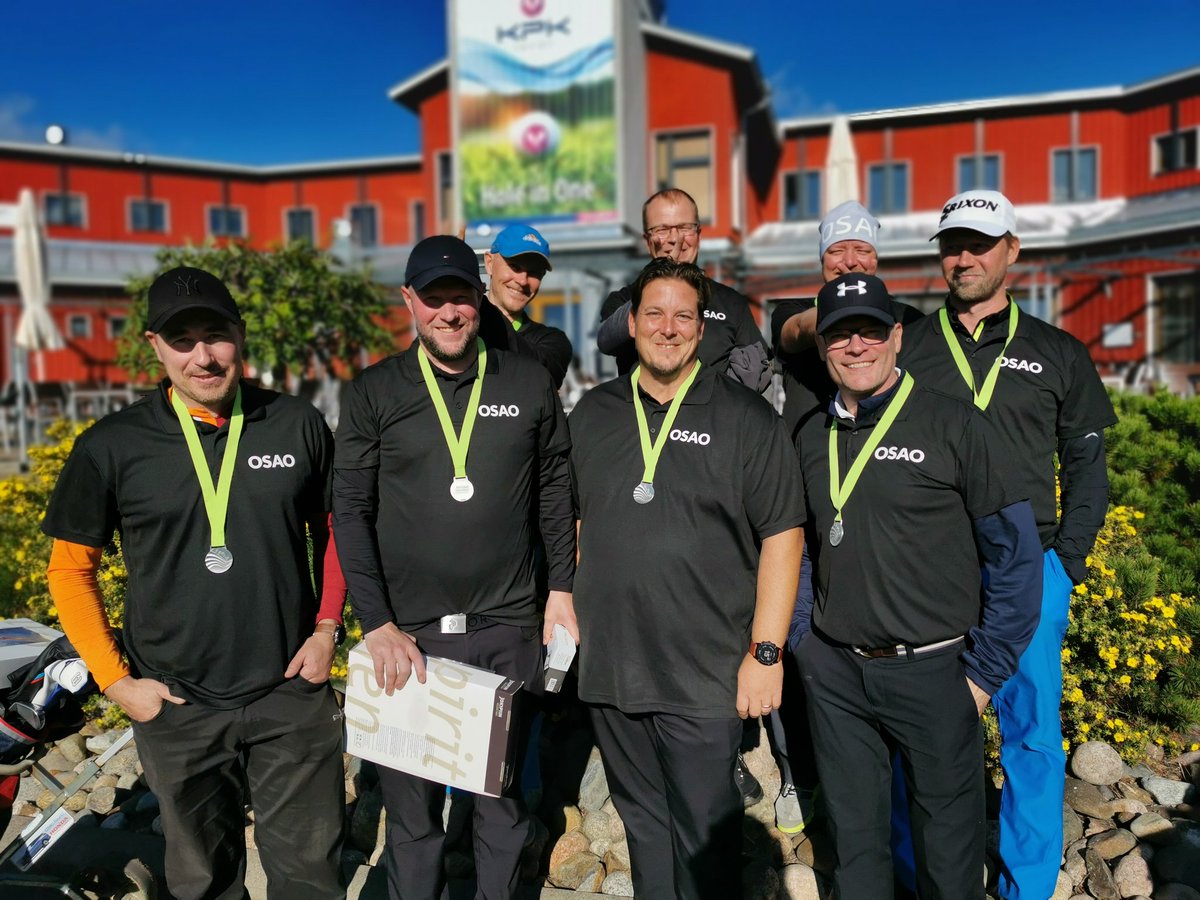 Hoppee ei häppee ja pronssi on voitettu mitali! Saku ry:n golfmestaruuskisoissa OSAOlle kaksi mitalia joukkuekisassa. Puolustavat mestarit taipuivat niukasti järjestävän seuran ykkösjoukkueelle. Suuri kiitos hienosta päivästä <a href="/kpedutweets/">Kpedu</a> <a href="/sakurynet/">SAKU ry</a> Huomenna jatketaan. <a href="/osaotweet/">OSAO</a>