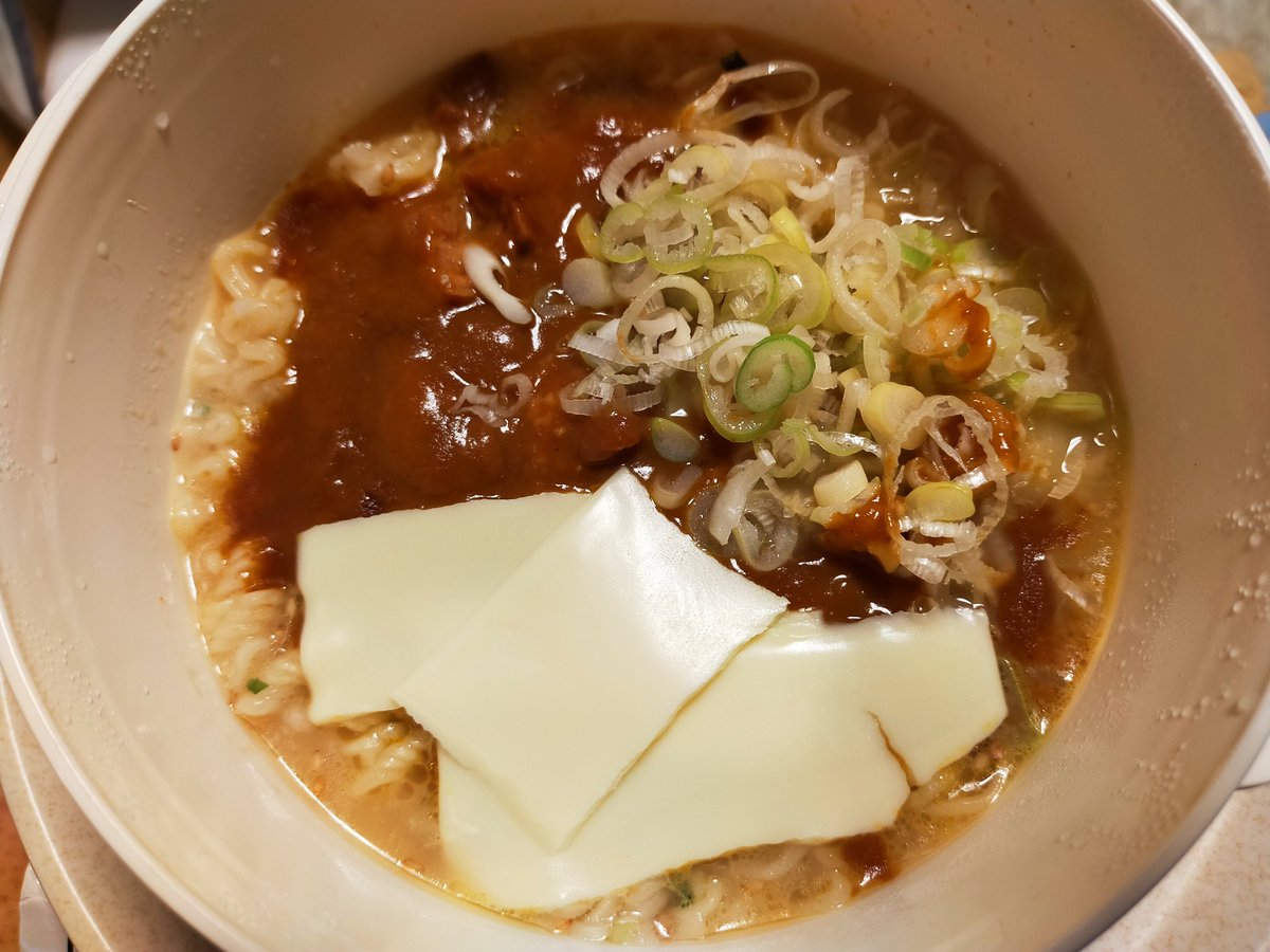 Koto うまかっちゃん手抜きアレンジ その5 ハウスのダブル豚カレーうまかっちゃん ハウス食品の うまかっちゃんに ハウス食品のレトルトポークカレーをかけるだけの乱暴なアレンジ トッピングにネギとチーズを よかとうまかっちゃん