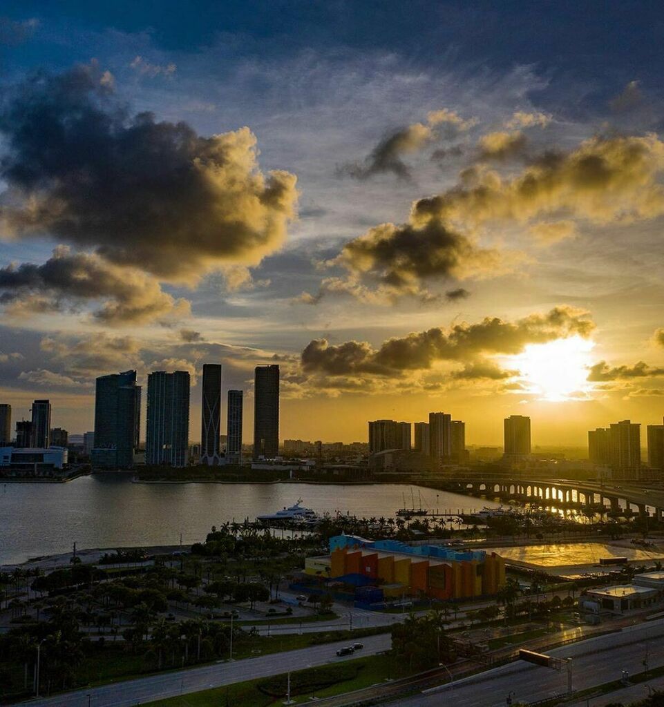 GoodLifeMiami's tweet photo. What goes up... π Sundown scenes in Miami captured by @bclixs_drone π #TGIF #miami #miamiviews #sunsetlover #sharethesunset #goodlifemiami https://t.co/epv1qAUXfC https://t.co/lzdPwLNZDo