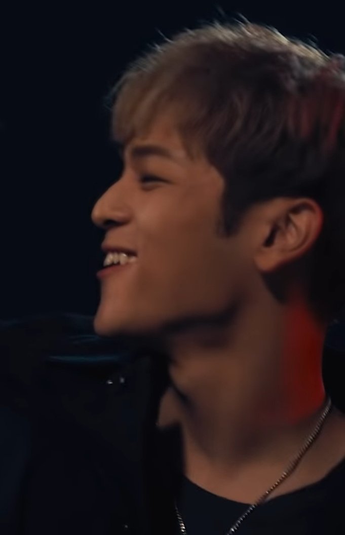 Even during H-llevator MV, which was released October 6th 2017, we can see Kim Woojin with no apparent pierced ears:Which led me to discard the photo being possibly taken long ago.