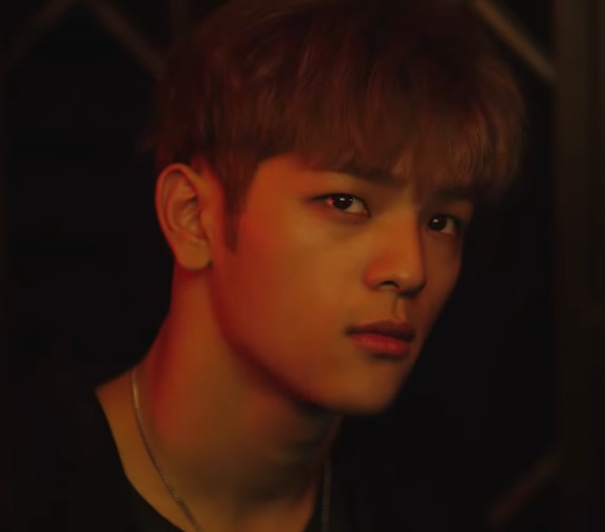 Even during H-llevator MV, which was released October 6th 2017, we can see Kim Woojin with no apparent pierced ears:Which led me to discard the photo being possibly taken long ago.