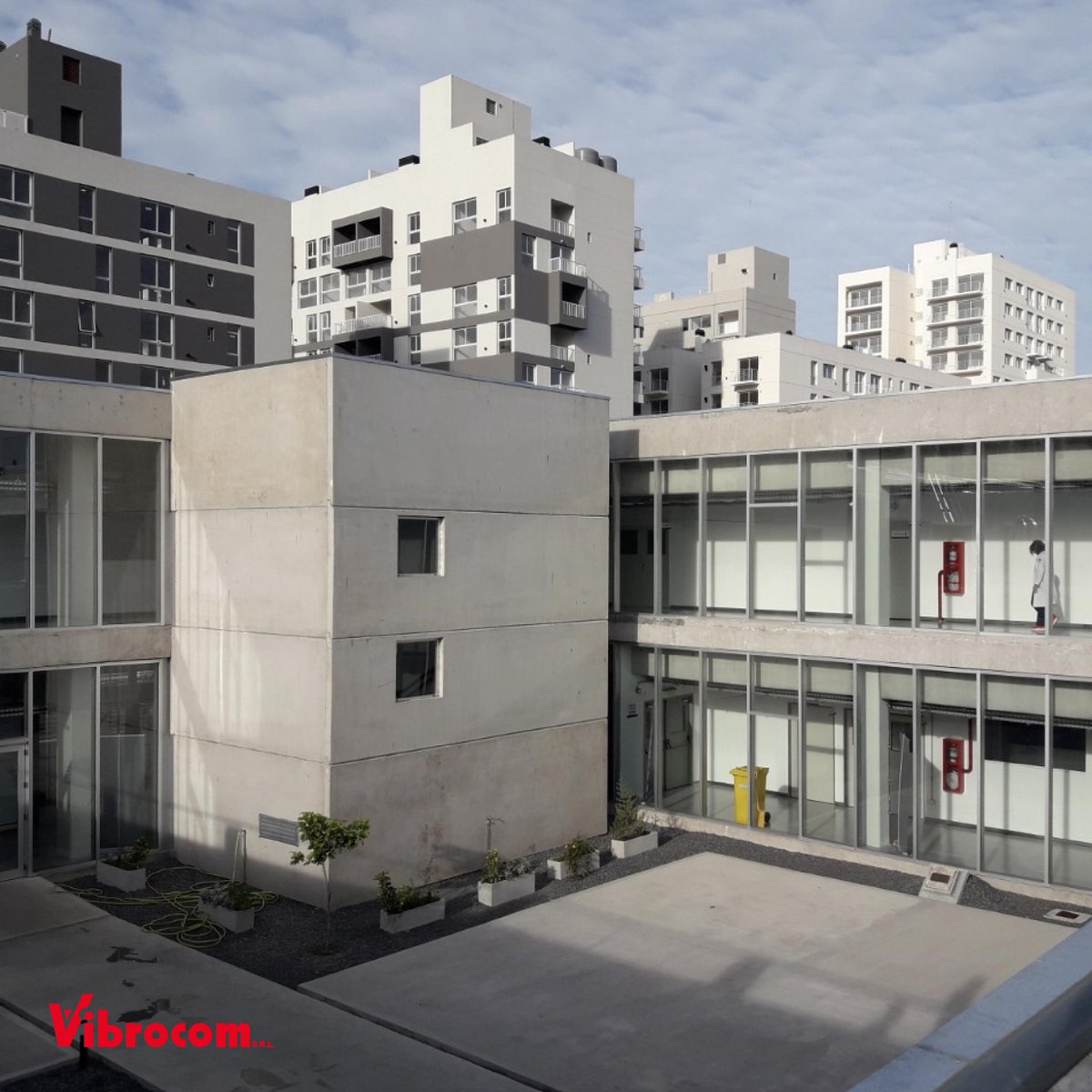 Vibrocomsrl's tweet photo. 🔸Estructura de columnas, vigas y losas huecas pretensadas
🔸Cerramiento y escaleras de hormigón armado premoldeado
🔸Obra limpia
#SomosVibrocom #Construcción #Arquitectura #Ingeniería #Hormigon #Premoldeado #Pretensado #Construction #architecture #engineering  #obra #losahueca https://t.co/SiHe0Dd62N