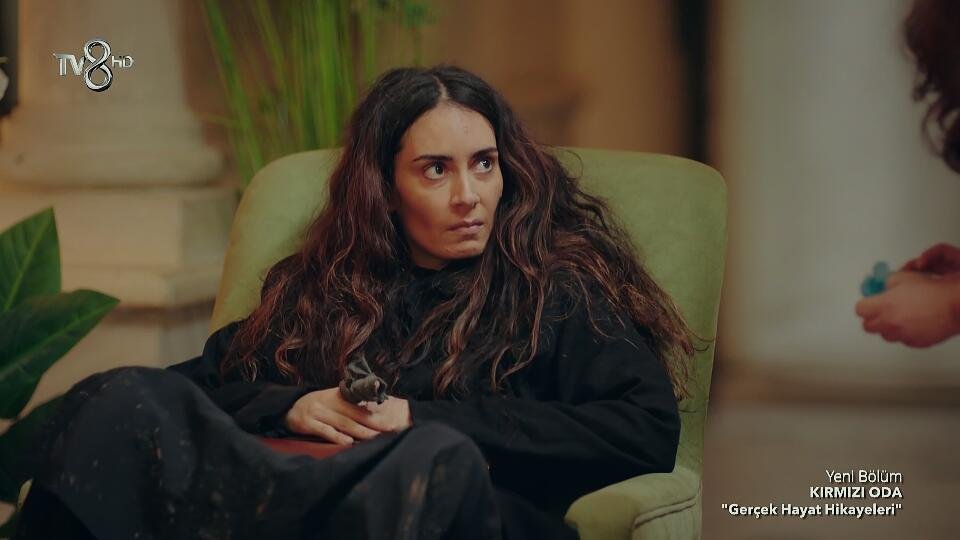 beklenenkral's tweet photo. Melisa Sözen role girmenin Everest'ine çıkmış yalnız. Sinirlensem mi üzülsem mi izlediğim insana, iki arada bir derede kaldım. Helal olsun. #KırmızıOda https://t.co/gH4rXGaHGN