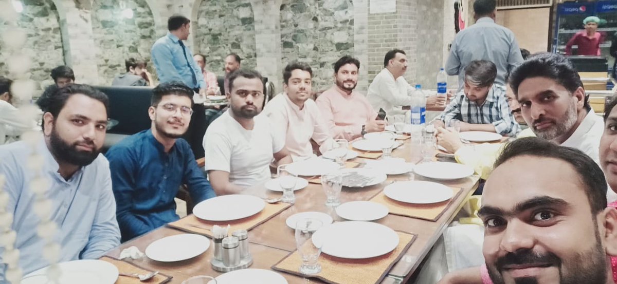 Sajid_Ali_Siyal's tweet photo. Team Sare Aam Gujranwala #ExecutiveMembers Meeting With President @rjshahid7 and With Vice President @NomanAhmadVp of Team Sare Aam Gujranwala .😍😍
@iqrarulhassan @farrukhchugtai @NabeelC95310795 @Sajid_Ali_Siyal @Moaazjee @KamranH76578174 @MAli012345678 https://t.co/BGauYWpwlQ