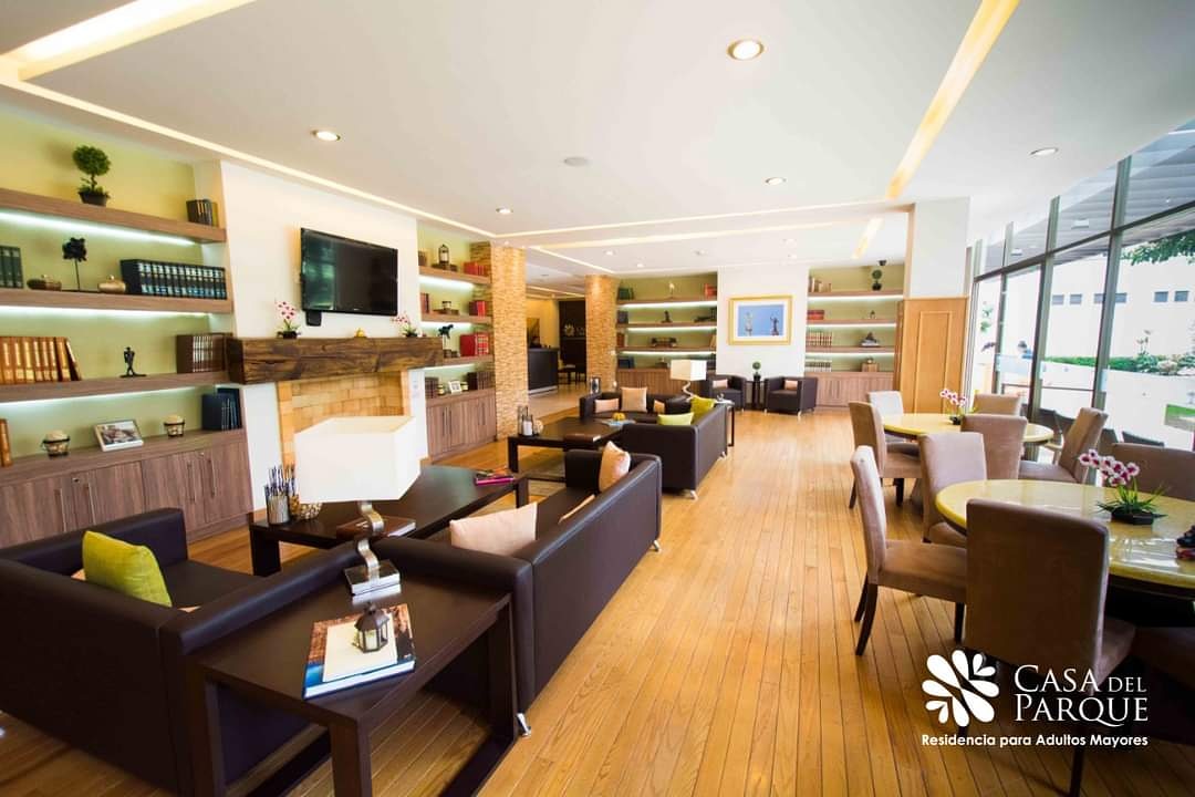 Con una superficie de 110 mts2, nuestra estancia cuenta con una hermosa chimenea, amplios y cómodos sillones y mesas para actividades; recibe la luz natural a través de los ventanales.