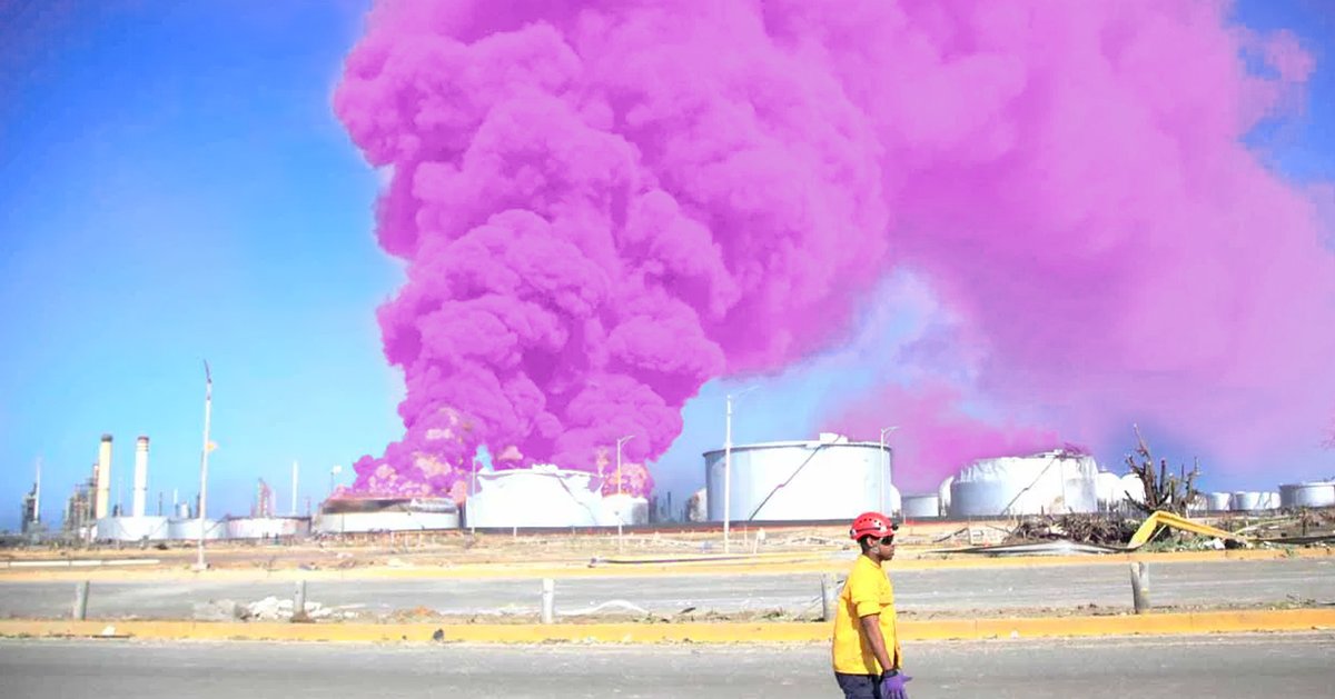 ChiguireBipolar's tweet photo. Gerente de PDVSA explota refinería para hacer gender reveal https://t.co/kVmXXBDY5d https://t.co/HWgcWhXYwH