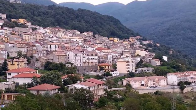 gazzettadelsud's tweet image. Viola l'obbligo di dimora a Roma per una vacanza a #Falerna, 58enne finisce ai domiciliari catanzaro.gazzettadelsud.it/articoli/crona…