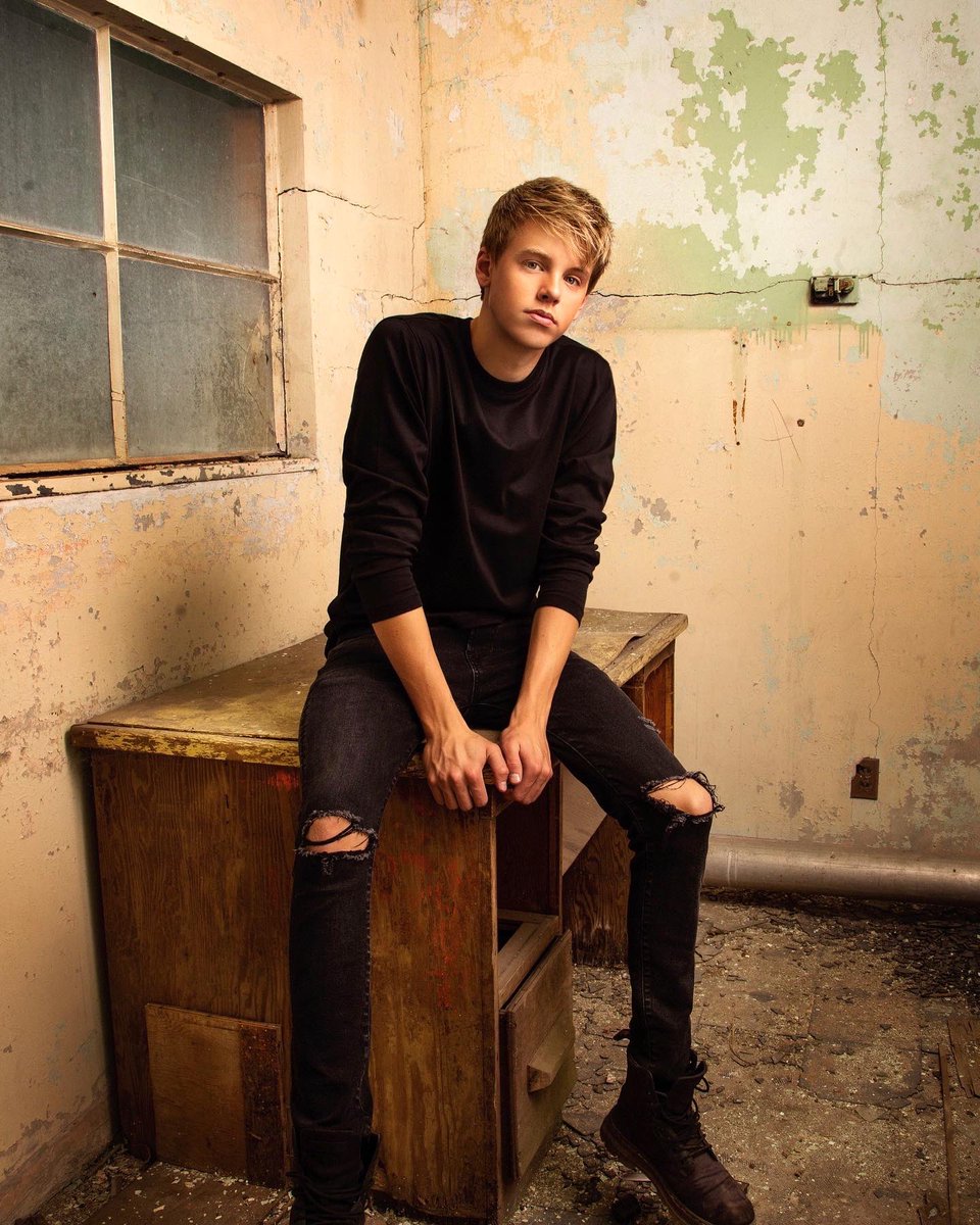 carsonlueders's tweet photo. Back to school 📚📸 photos by @nickwalexander https://t.co/Ww1hexquCP