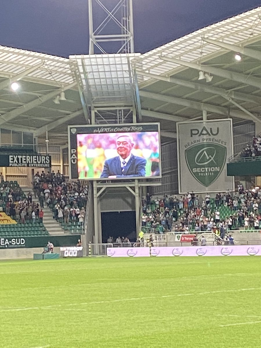 SectionPaloise's tweet photo. Le Hameau rend hommage à Eric de Cromières, président de @ASMOfficiel disparu cet été ...

#SPSUA #TOP14 #EnVertEtContreTous https://t.co/h1rGh5HYjD