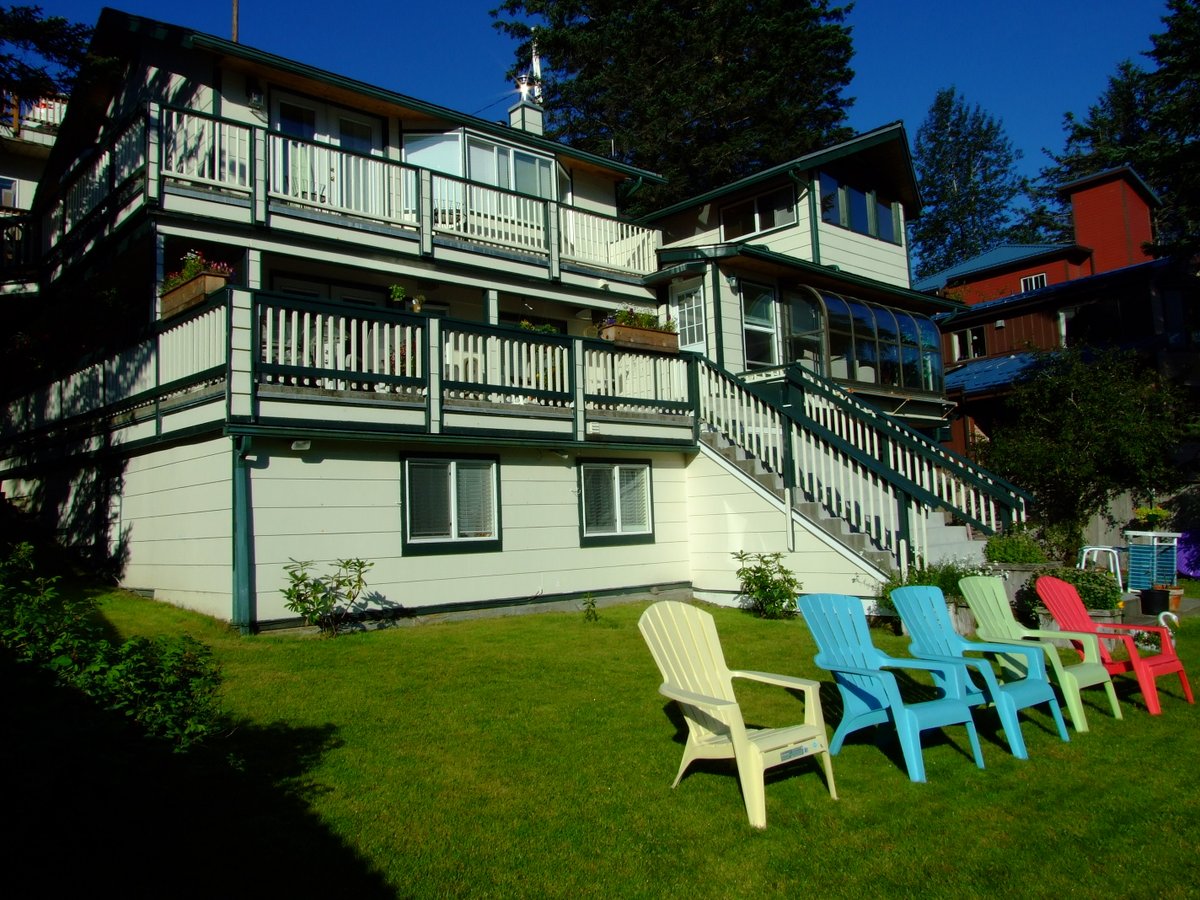 PureTraveller's tweet photo. Our final #Top4Chairs for the #Top4Theme, hosted by @Giselleinmotion, @Touchse, & @CharlesMcCool.
↖ "No standing" seats, Victoria-Port Angeles ferry 🇨🇦-🇺🇸
↗ Sun chairs, Douglas Is., AK 🇺🇸
↙ Tiered chairs for a military demonstration 🇭🇷
↘ Lots of seats in Barcelona 🇪🇸 https://t.co/N6xiozHZhg